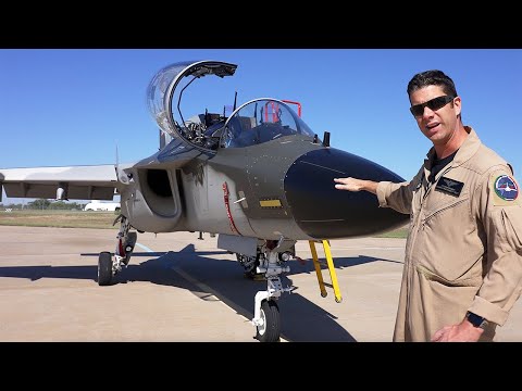 Видео: Экскурсия по учебно-тренировочному самолету М-346 с летчиком-испытателем.