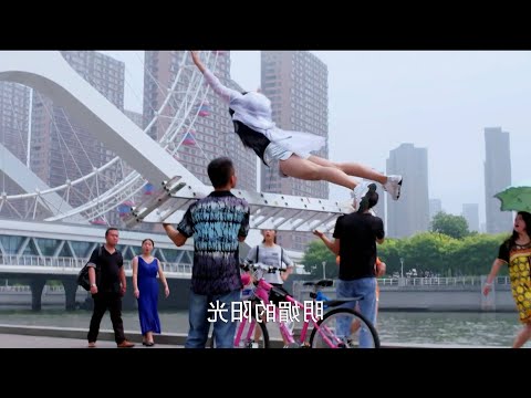 Видео: Красота прыгает над препятствиями во время езды на велосипеде. Прохожие смотрит тупо!