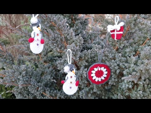 Видео: Снеговик ёлочная игрушка, магнит, брелок, брошь.  Связано крючком. Дизайнерская елка. Бесплатный МК.