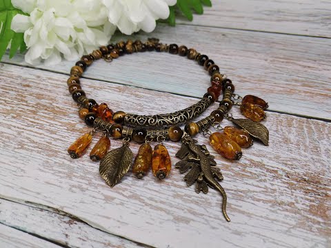 Видео: Двухрядное колье на мемори проволоке из янтаря и тигрового глаза