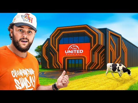 Видео: Внутри самой дорогой средней школы Айовы (баскетбольная команда Iowa United)