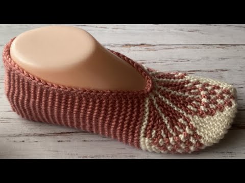 Видео: Тапочки-следки на двух спицах без швов : подошва 22-23см