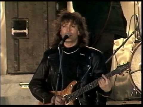 Видео: В.КУЗЬМИН - "Снится мне маленький город" (Live) 1993 г. (Васильевский спуск)