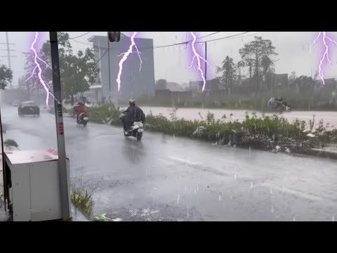 Видео: Оглушительный грохот испугал нас при уборке грязного тротуара под ливнем