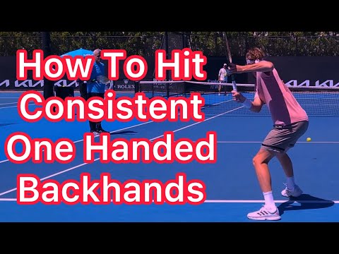 Видео: Скопируйте это у Стефаноса Циципаса (Техника тенниса с одноручным бэкхендом)