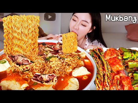 Видео: Огромный острый рамен с тофу и кальмаромㅣ Spicy giant squid Noodles with tofuㅣREALSOUNDㅣASMR MUKBANG