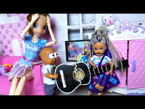 Видео: Катя и Макс ПОССОРИЛИСЬ😱😲 пока гитару делили! Веселая семейка куклы Барби видео истории ДаринелкаТВ
