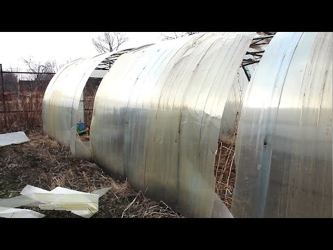 Видео: Что случилось с теплицей?! И что делать?! Крепление пленки на теплицу быстро и надежно.