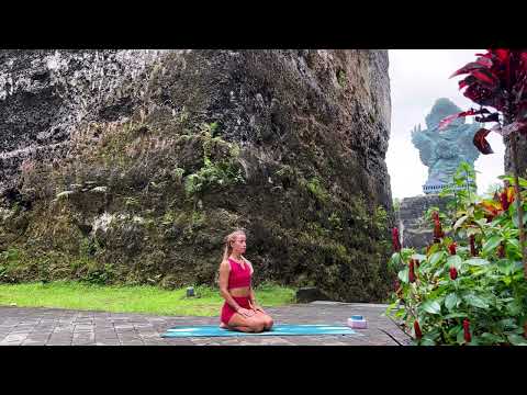 Видео: Гарудасана. Душевная йога из онлайн курса «Место Силы».