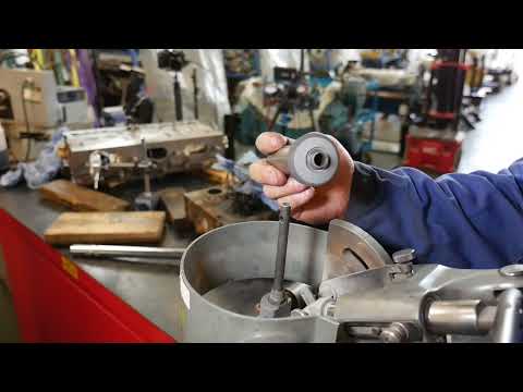 Видео: Обслуживание головки блока цилиндров: шлифовка седел клапанов