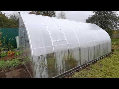 Видео: Теплица в деревне | Осень - самое время установить новую теплицу