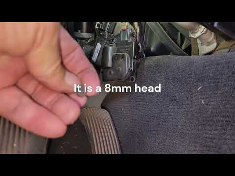 Видео: Замена привода двери смешивания Chrysler 300C 2006 года