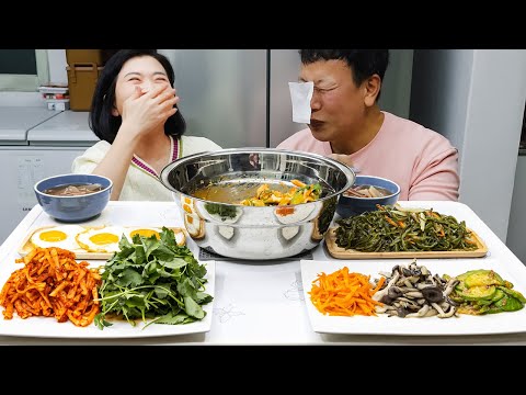 Видео: Суп из пибимпапа с кальмарами и редисом, соджу МУКБАНГ EATING SHOW