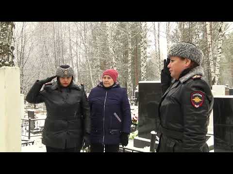 Видео: Полицейские почтили память сотрудников ОВД, погибших при исполнении служебного долга