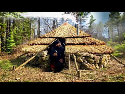 Видео: Строительство круглой землянки для выживания в дикой природе