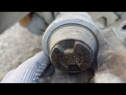 Видео: Mitsubishi Outlander IV Замена задних тормозных колодок на электронном ручнике