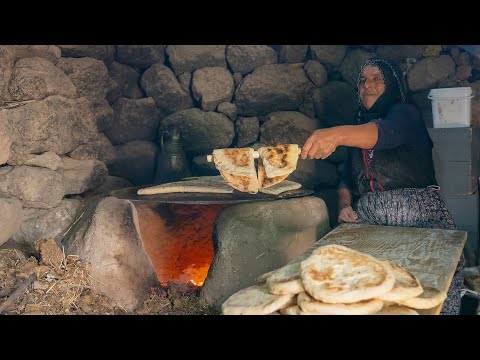 Видео: Я испек горный хлеб на земляной печи — настоящий деревенский хлеб по старинному рецепту