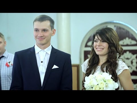 Видео: Красивая молодая пара на торжественной регистрации в загсе