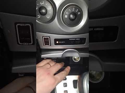 Видео: УСТАНОВКА USB-РАЗЪЕМА БЫСТРОЙ ЗАРЯДКИ В ШТАТНОЕ МЕСТО TOYOTA KOROLLA E150