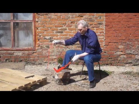 Видео: Отбивка косы простым приспособлением Артинского завода