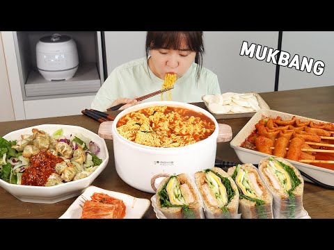 Видео: готовим Мукбанг :) Рисовые лепешки-рамэн, овощные пельмени, сэндвичи со свиными.