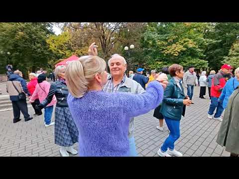 Видео: 5.10.25г... "ГАЛКА"... 💃🎉🕺... звучит на Танцполе в Гомельском парке... 