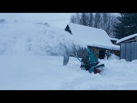 Видео: Убираем снег мотоблоком нева и снегоуборщиком СМ-600