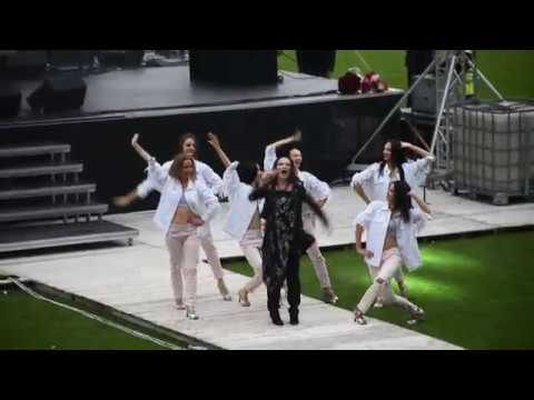 Видео: Хуторянка. Гомель поет и танцует с Софией Ротару // Khutoryanka. Sofia Rotaru