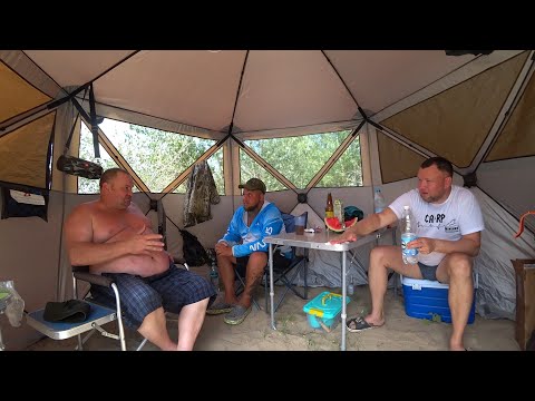 Видео: ЭТОТ ДИКАРЬ НЕ ДАЛ МНЕ ДАЖЕ ШАНСА. КАК МЫ ЖИВЁМ В ШАТРЕ!? МАССОВЫЙ ЗАКОРМ, ЖАРЕНЫЙ САЗАН НА УЖИН Ч.3