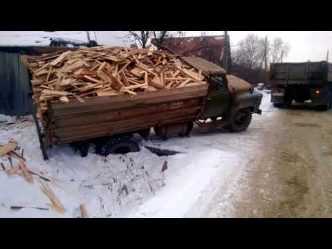 Видео: урал пытается вытащить старенький газончик