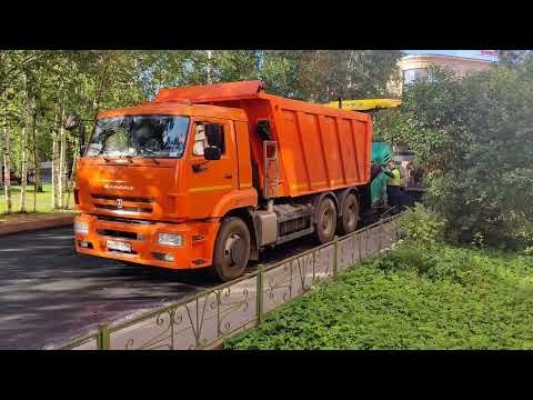 Видео: КАМАЗ 6520 в работе с асфальтом )))