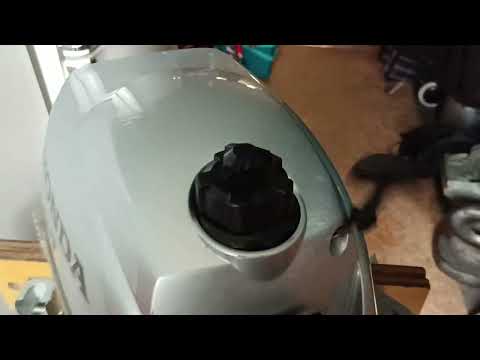 Видео: Лодочный мотор Honda 2.3, первый запуск после зимнего хранения.