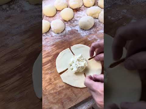 Видео: Булочки троянди #recipe #простоісмачно #food #хочуврек 