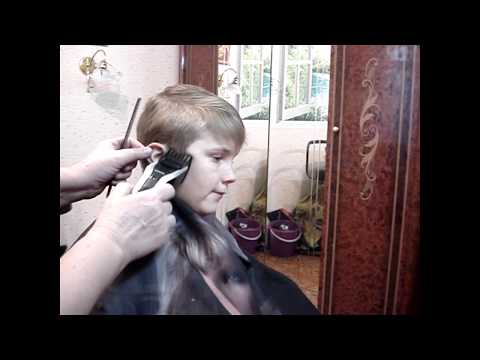 Видео: Как подстричь ребёнка дома самой . Легко .How to trim a child at home itself