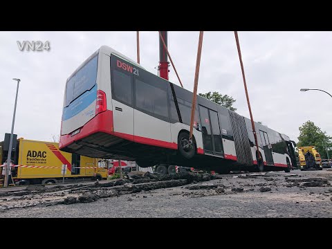 Видео: 23.06.2021 - ВН24 - Автобус рухнул на улицу из-за прорыва водопровода