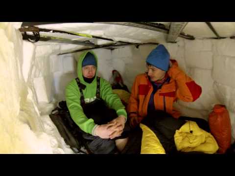 Видео: Перевал Дятлова #5. Ночевка в укрытии из снежных блоков.