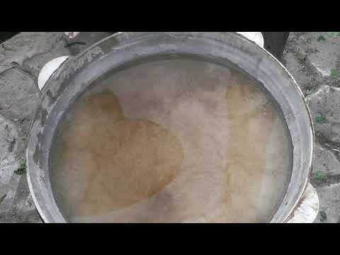 Видео: Очистка алюминиевого казана от нагоревшего масла.