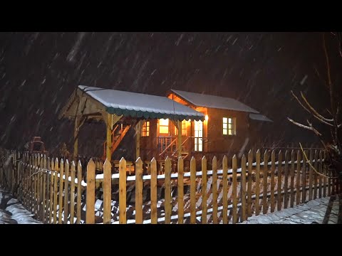 Видео: Снежная буря в деревянном доме