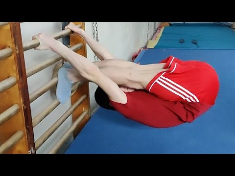 Видео: Растяжка задней поверхности бедра: упражнения гимнастов / Советы тренера по гимнастике