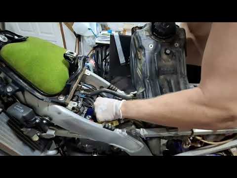 Видео: Проверка зазора клапанов на Yamaha YZ250F 2024 | Как проверить зазор клапанов на мотоцикле Dirtbike