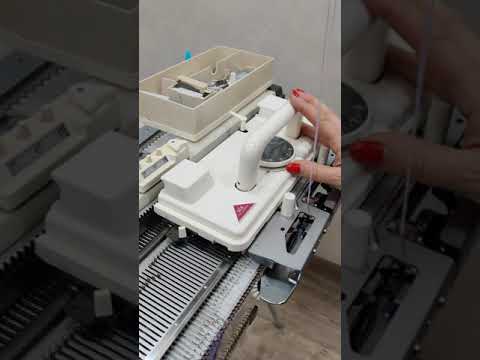 Видео: Сложный деккеровочный ажур на Silver Reed