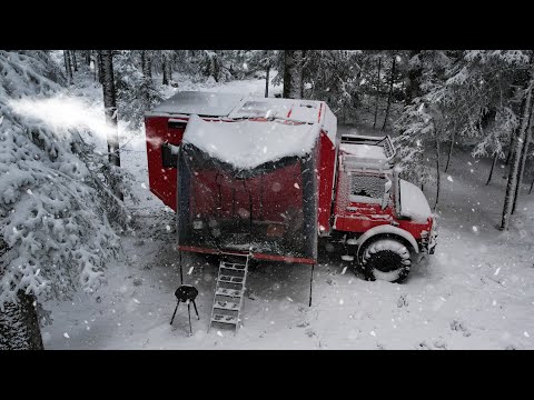 Видео: КАРАВАННЫЙ ЛАГЕРЬ С ПЕЧЬЮ В ОПАСНОМ ЛЕСУ