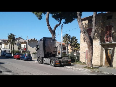 Видео: 20200131 Italy Martinsicuro на тягаче по городу