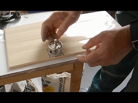 Видео: Как маленькой коронкой сделать большое отверстие в плитке