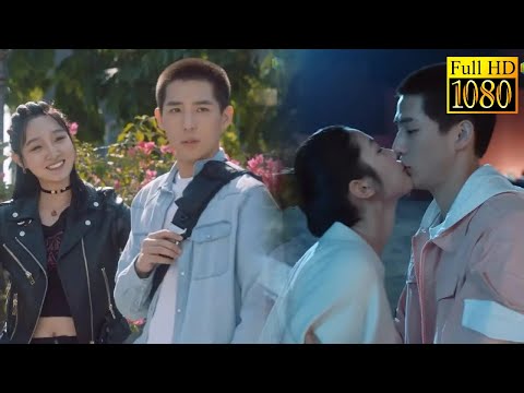 Видео: Золушка ревнует, признается, что любит генерального директора, и целует его.