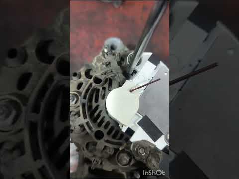 Видео: Замена щеток генератора Форд Фокус 2 1.6