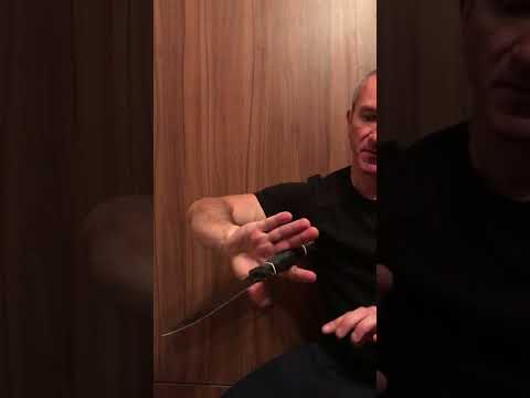 Видео: Вращение стального ножа в руке с объяснением