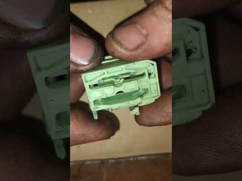 Видео: RENAULT TRAFIC Рeмонт замка здвижних дверей.