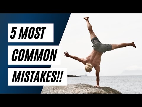 Видео: 5 самых распространенных ошибок в стойке на одной руке // Учебник OAHS