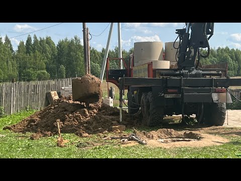 Видео: Бурение колодцев машиной в болотистой местности